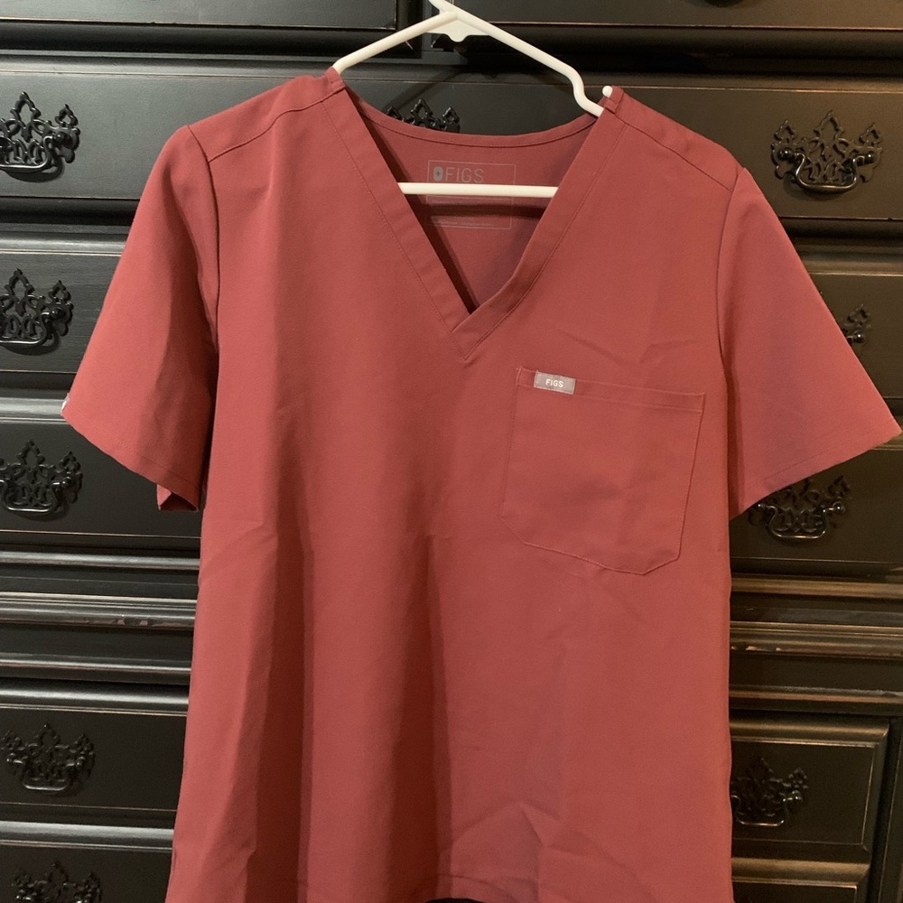 figs catarina one pocket scrub top!